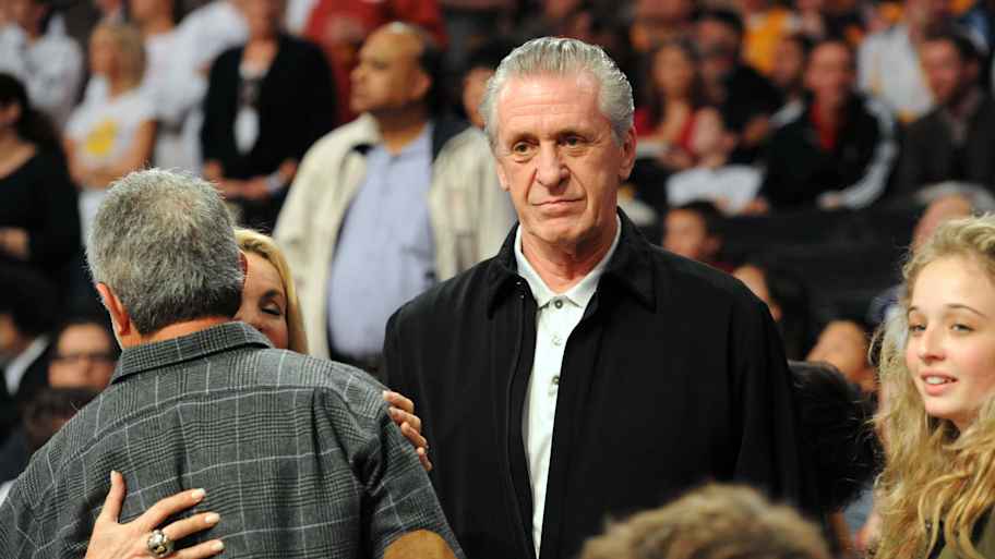 Presiden Miami Heat Pat Riley berbicara dalam konferensi pers bersama Erik Spoelstra