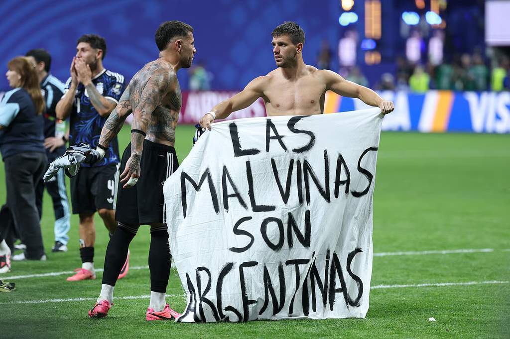 Pemain timnas Argentina membentangkan spanduk klaim politik Kepulauan Falklands di stadion