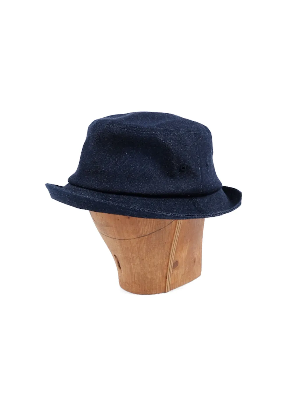 Pesona topi denim klasik dengan gaya kasual yang autentik dan menarik