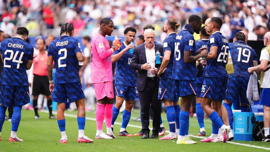 Para pemain Prancis lesu setelah kalah dari Inggris pada perebutan tempat ketiga Piala Dunia 2026