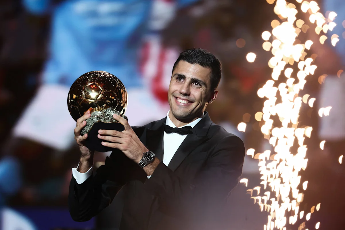 Rodri bermain untuk Manchester City dalam pertandingan Premier League