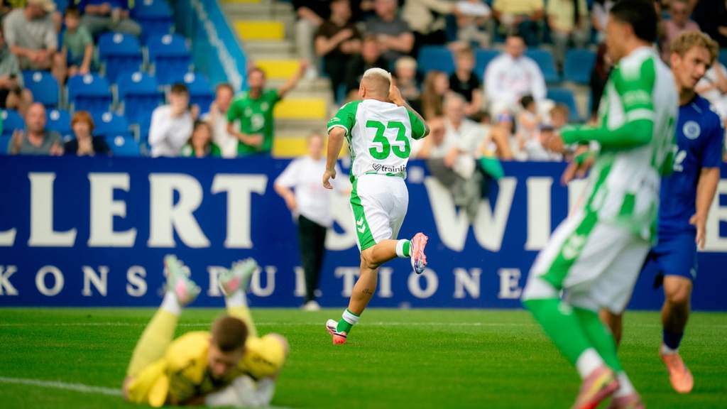 Pemain Real Betis merayakan gol dalam pertandingan pramusim melawan Sportfreunde Lotte di Jerman