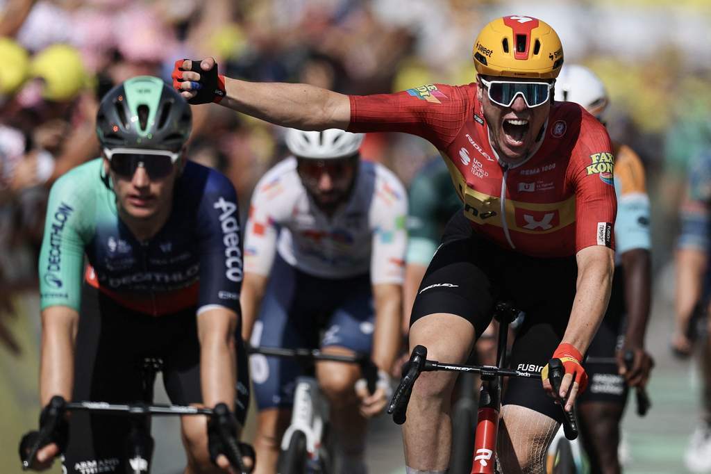 Soren Waerenskjold merayakan kemenangan bersejarah di Tahap 11 Tour de France.