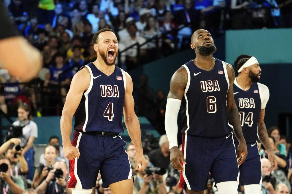 Steph Curry saat berbicara mengenai peluang LeBron James bergabung ke Golden State Warriors