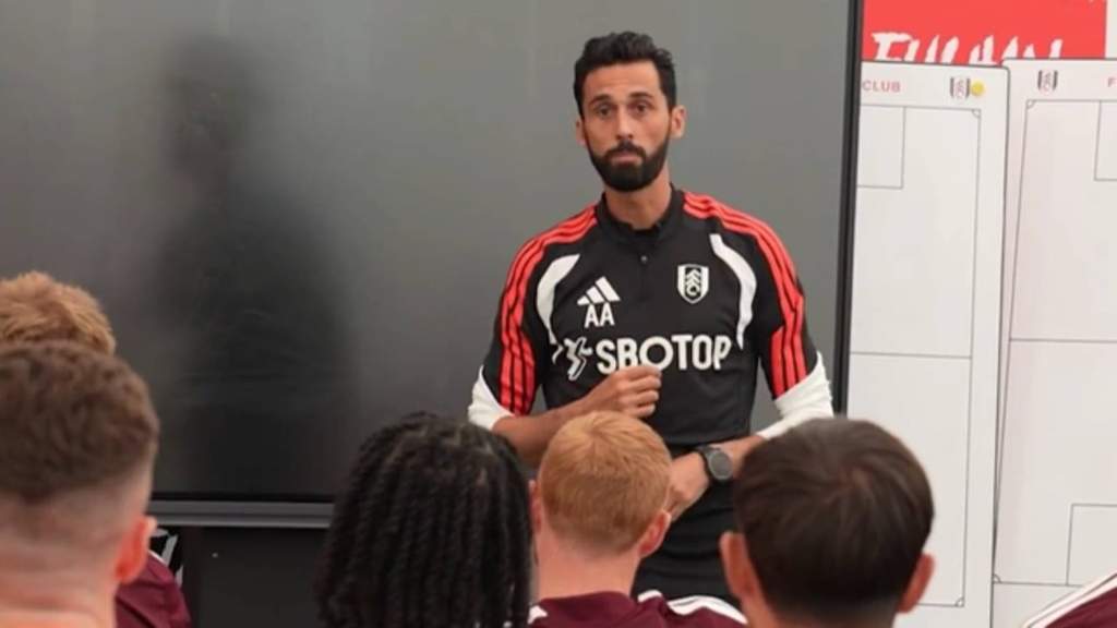 Pelatih baru Fulham Alvaro Arbeloa saat memberikan instruksi tegas dalam sesi latihan tim