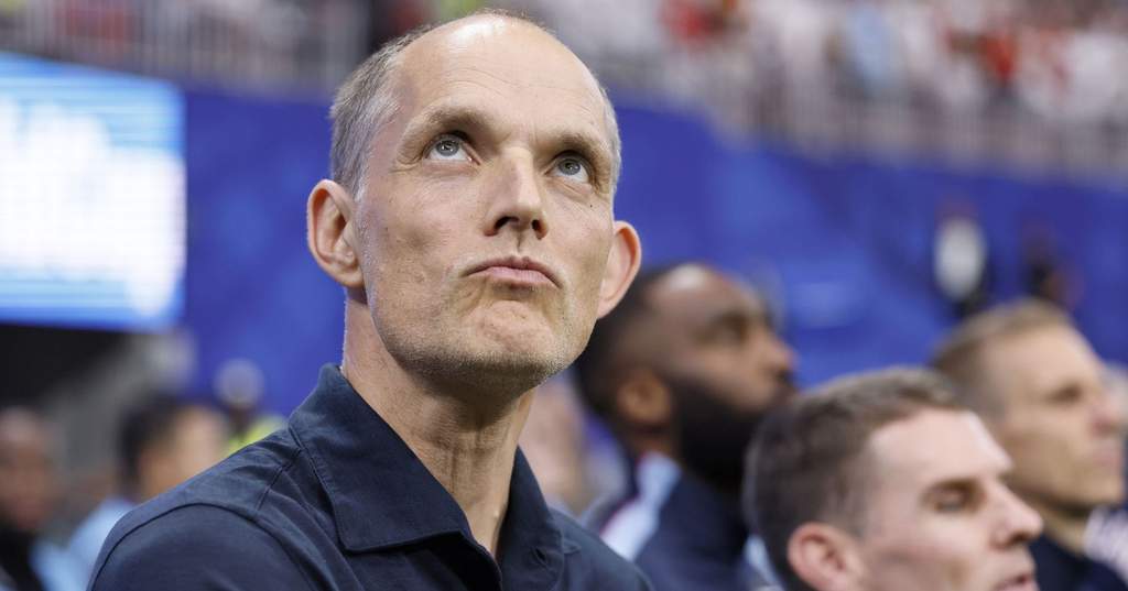 Pelatih Thomas Tuchel memberikan instruksi kepada para pemain Inggris di pinggir lapangan