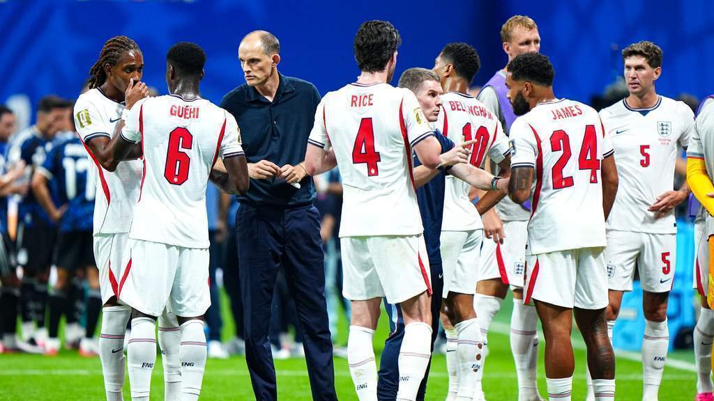 Thomas Tuchel memberikan instruksi kepada tim nasional Inggris di pinggir lapangan Piala Dunia