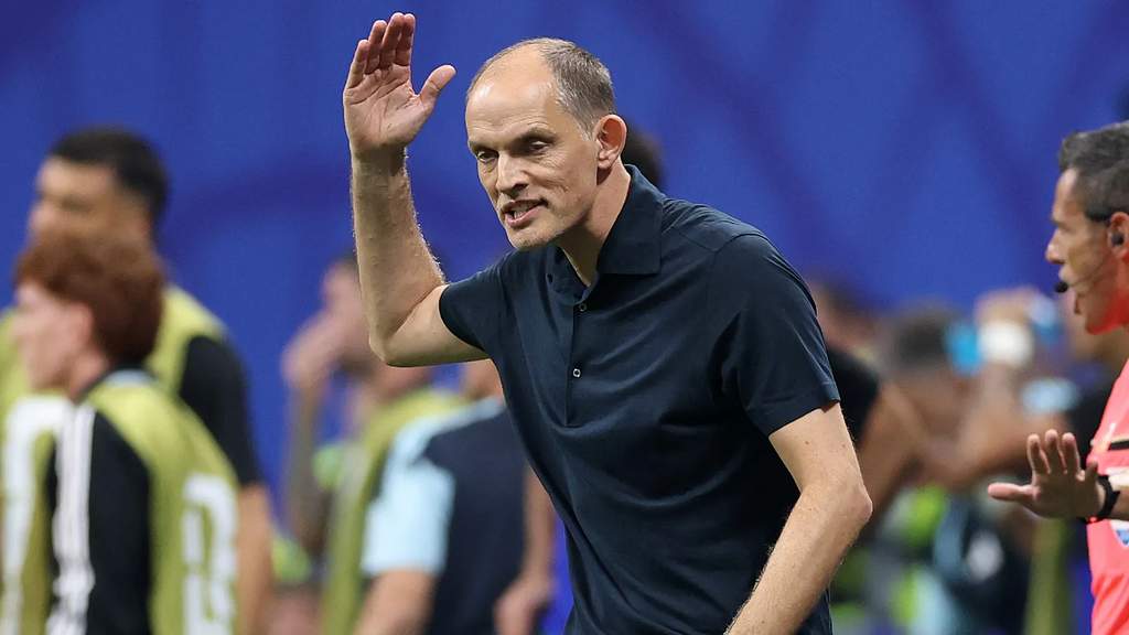 Thomas Tuchel memberikan instruksi kepada para pemain timnas Inggris di pinggir lapangan