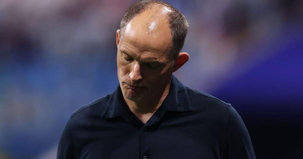 Kepala pelatih tim nasional Inggris Thomas Tuchel memberikan instruksi dari pinggir lapangan