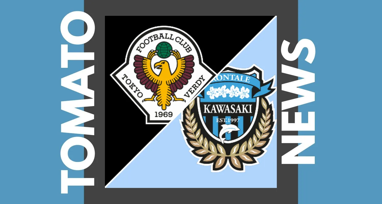 Pemain Tokyo Verdy dan Kawasaki Frontale berduel sengit memperebutkan bola di lapangan hijau.