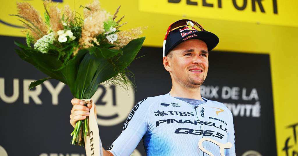 Tom Pidcock bersepeda dengan penuh fokus di Tour de France