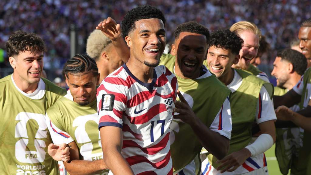 Pemain USMNT merayakan kemenangan atas Bosnia dan Herzegovina di babak gugur Piala Dunia