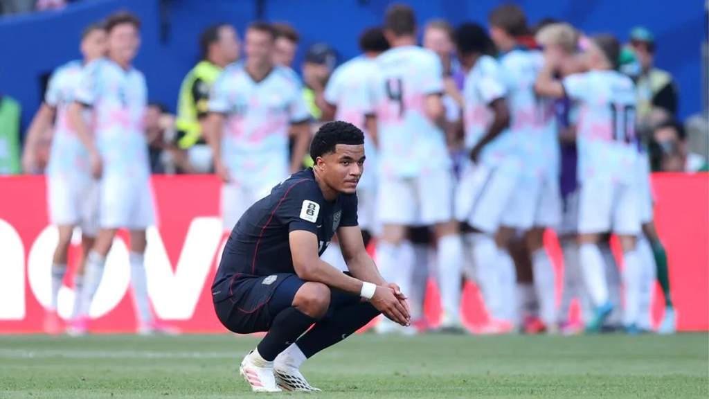Kekecewaan para pemain timnas AS setelah tersingkir dari Piala Dunia babak 16 besar
